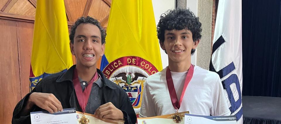 Salomón José Duque (izquierda) con su diploma y medalla. 