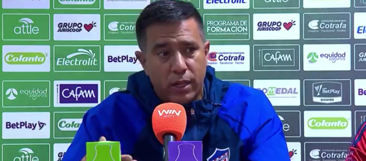 César Farías, técnico del Junior, en rueda de prensa.