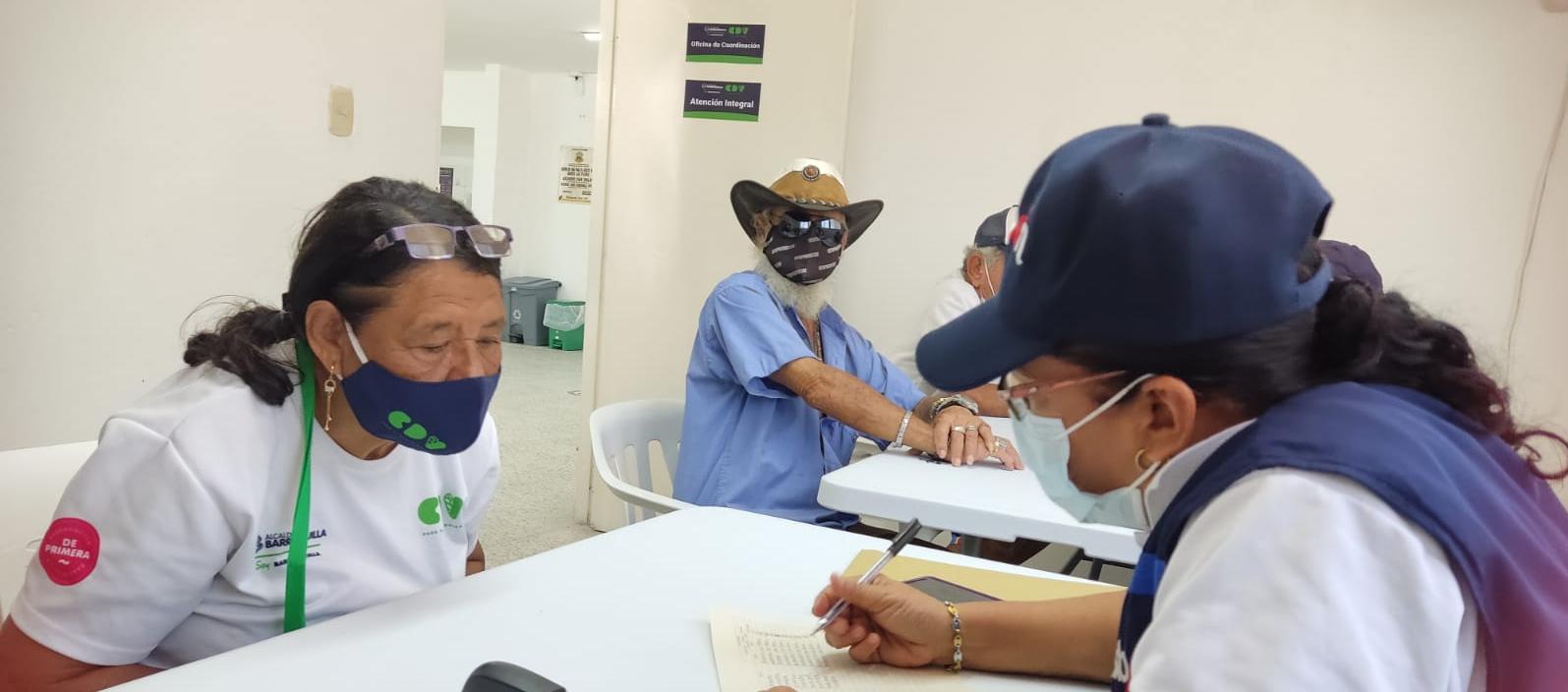 Atención a ciudadanos en oficina.