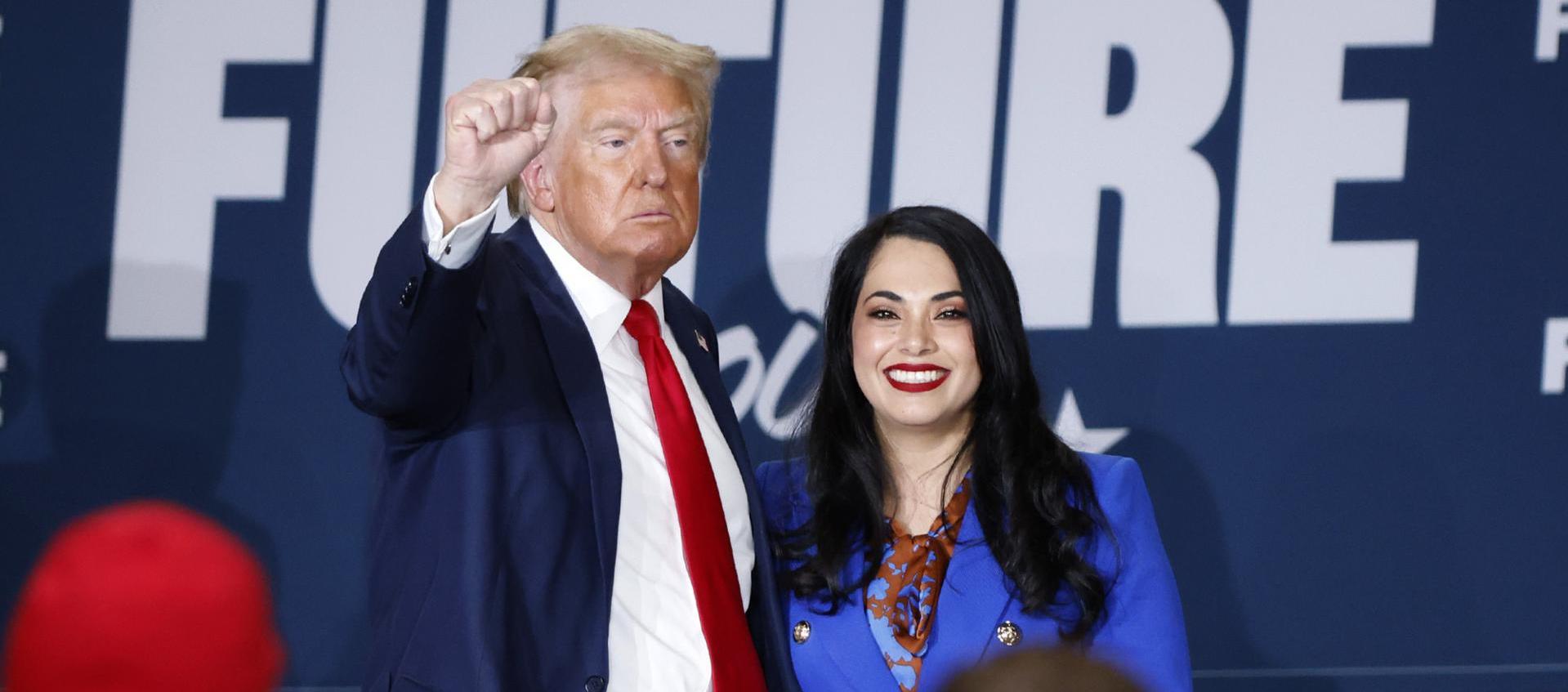 El expresidente estadounidense (2017-2021) Donald Trump y Mayra Flores, exrepresentante de Texas.