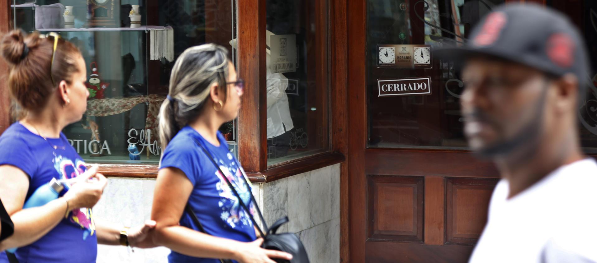 Una tienda cerrada en La Habana ante la falta de energía. 