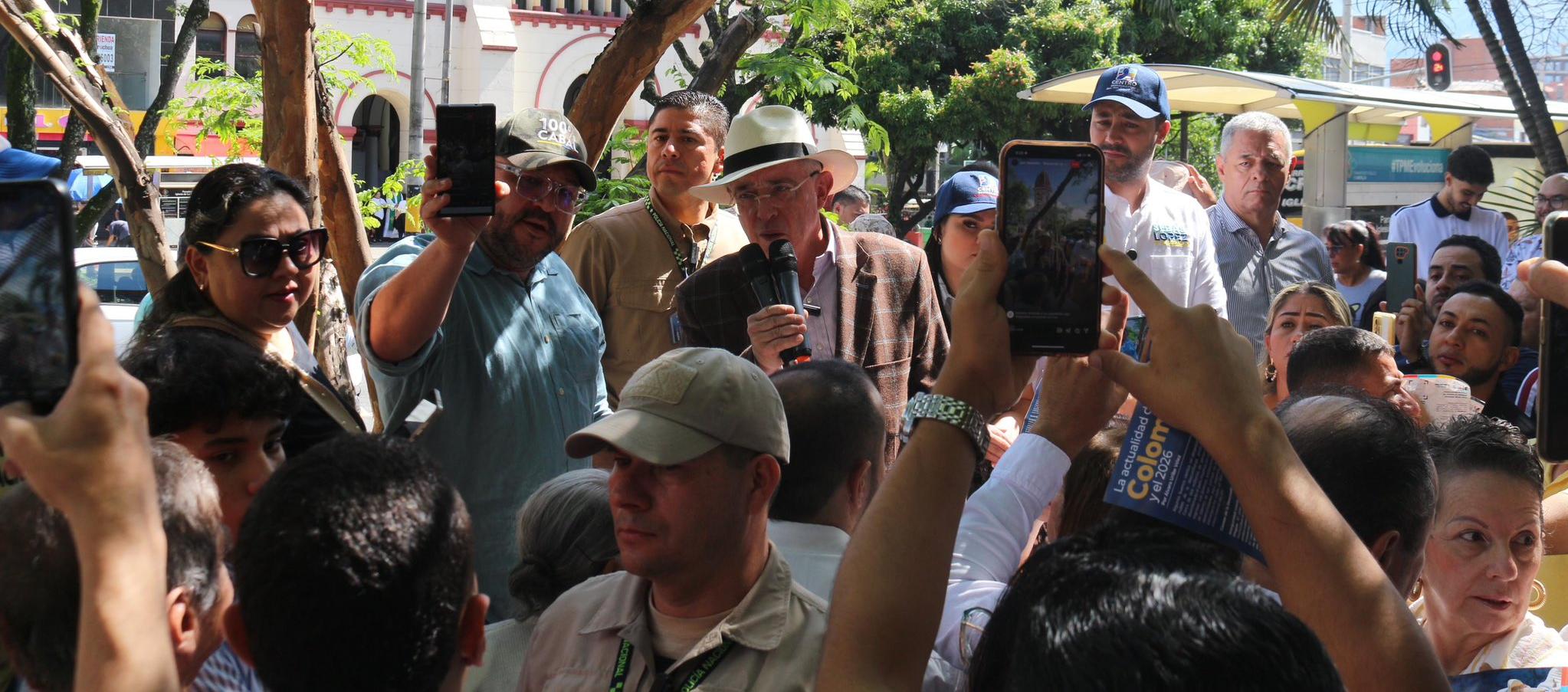 Álvaro Uribe durante su recorrido de este domingo en Medellín.