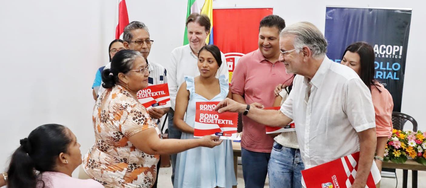 Gobernador Eduardo Verano entregando bono textil.