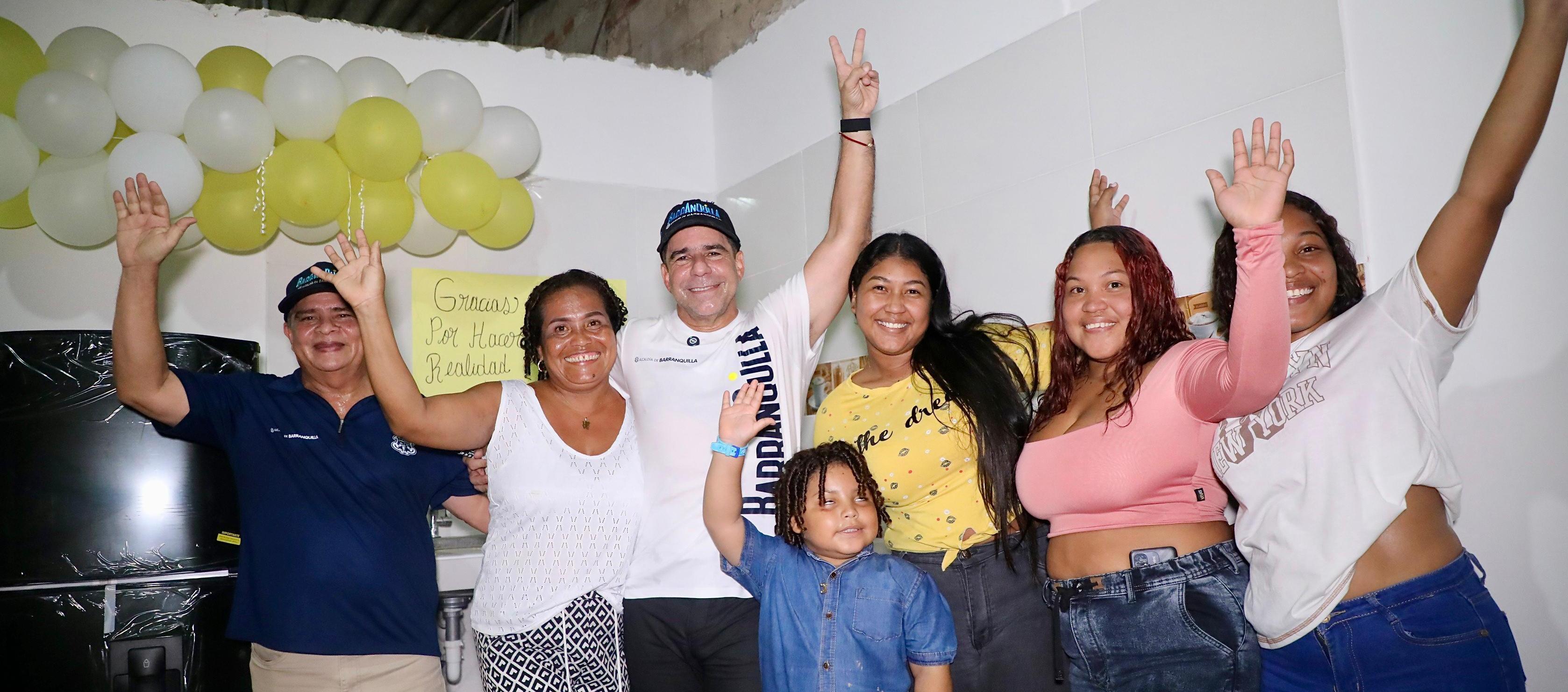 Alcalde Char con familia beneficiaria. 