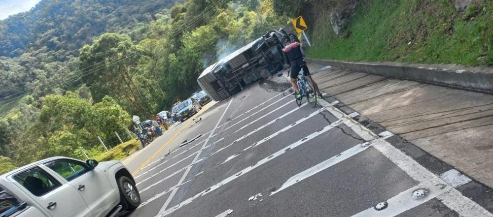 Zona del accidente donde se volcó el bus.