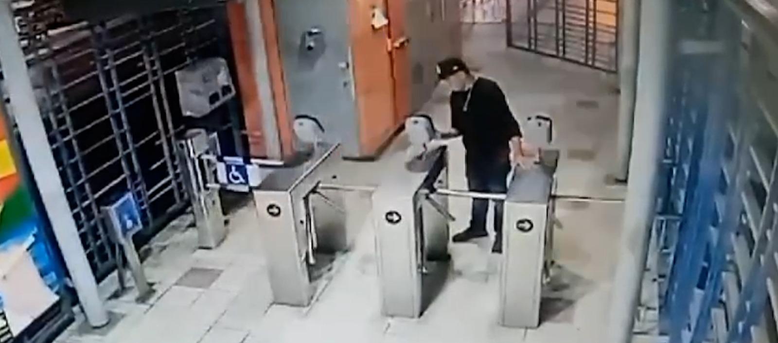 Momento en el que el vándalo destruye los validadores en la estación Pedro Ramayá en Soledad.