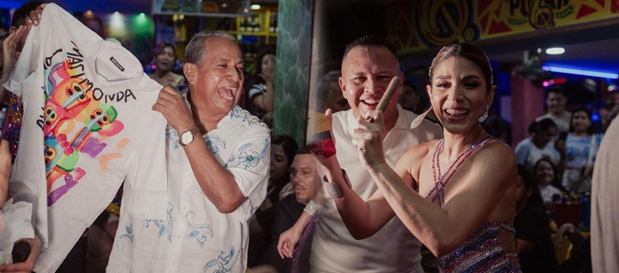 Edwin Madera, fundador de La Troja / Alexsandra Estarita, Reina del Carnaval de la 44. 