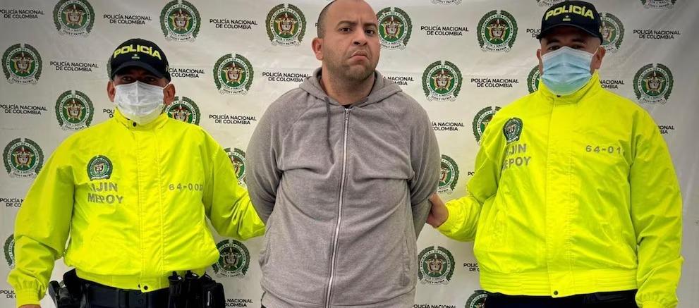 Dayonis Junior Orozco Castillo junto a las autoridades cuando fue capturado el pasado mes de abril.