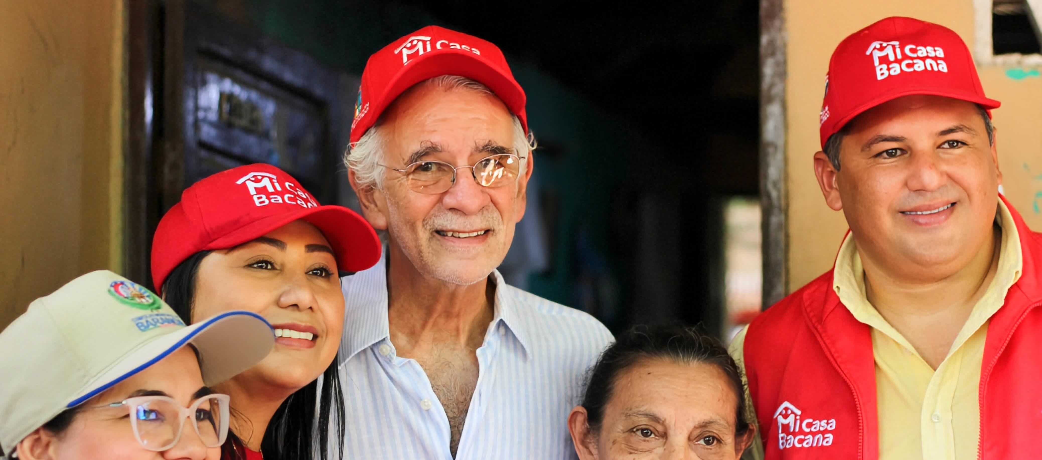 El Gobernador Eduardo Verano y personal de la Gobernación junto a beneficiarios del programa.