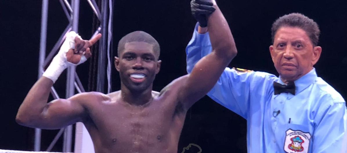 Yuberjen Martínez tras ser declarado ganador por el árbitro Manuel Rodríguez. 