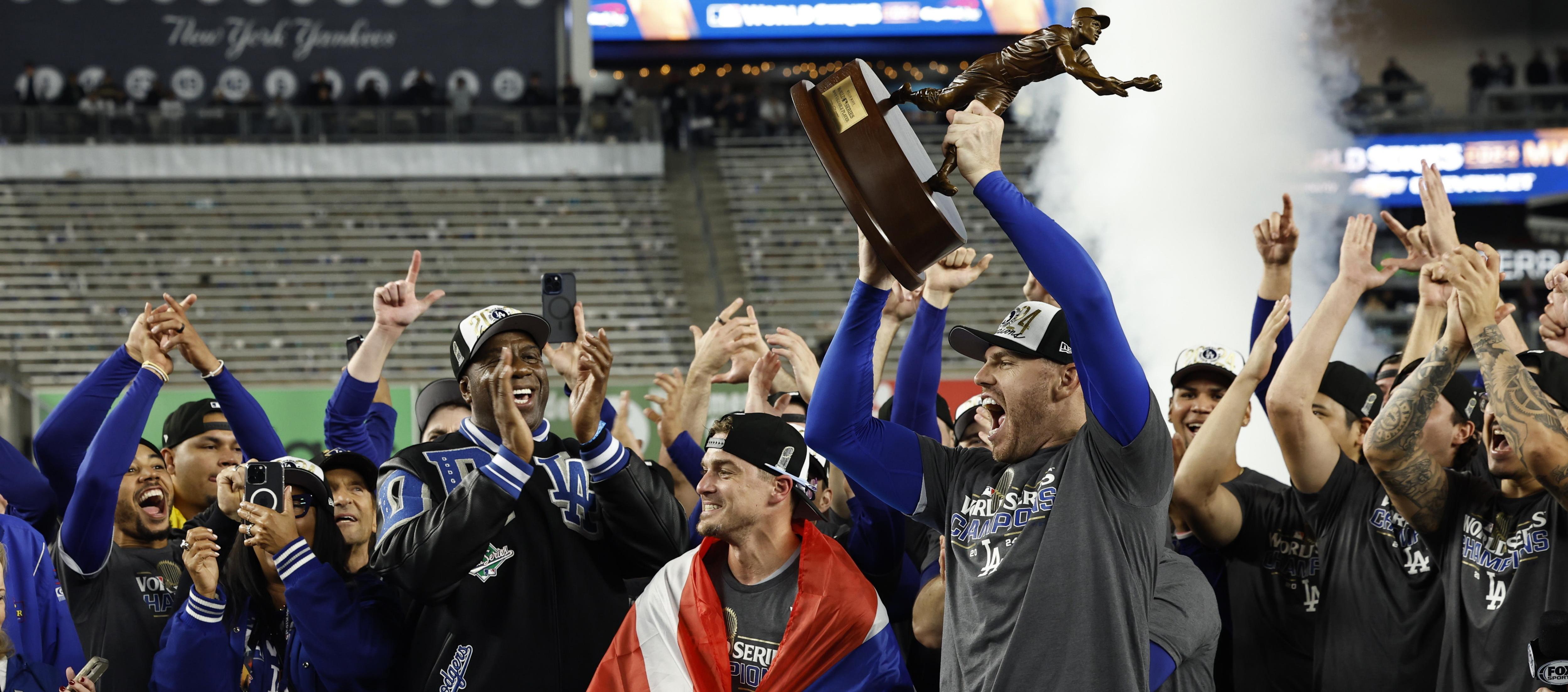 Freddie Freeman festeja con sus compañeros tras recibir el premio como Jugador Más Valioso de la Serie Mundial. 