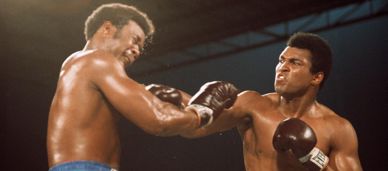La mano derecha de Muhamad Ali entra plena en la cara de George Foreman.