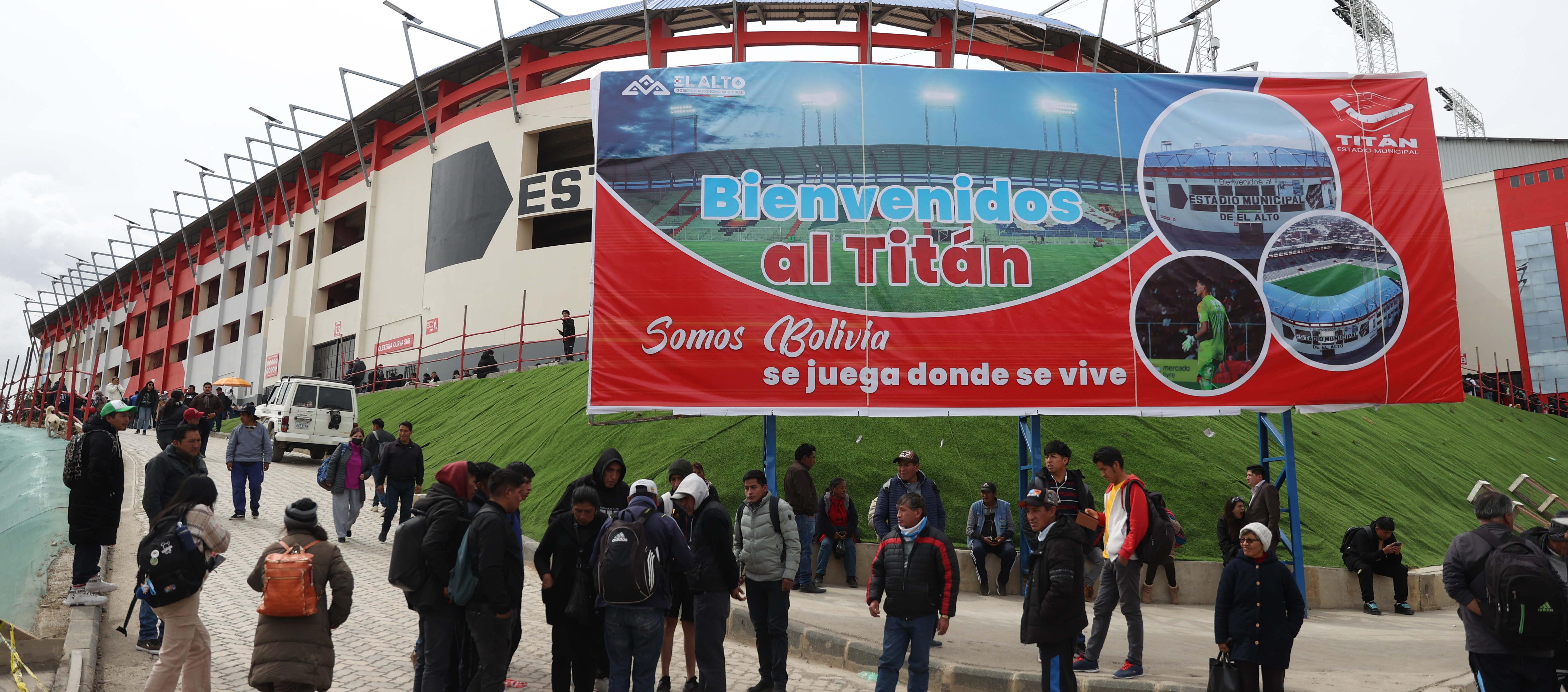 Aficionados bolivianos en los alrededores del estadio Municipal de El Alto. 