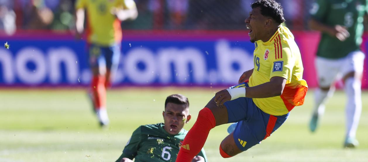 La falta de Héctor Cuéllar sobre Roger Martínez, que le costó la expulsión al jugador boliviano.