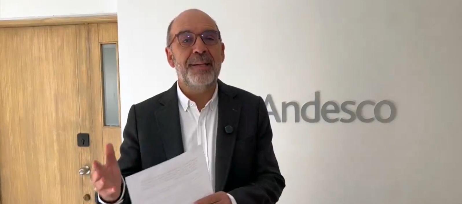 Camilo Sánchez, presidente de Andesco haciendo el anuncio.