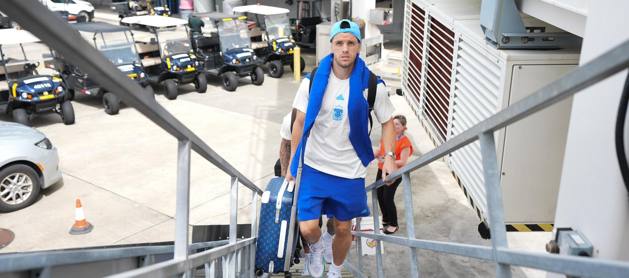 Giovanni Lo Celso, integrante de la selección Argentina, antes de abordar hacia Barranquilla. 