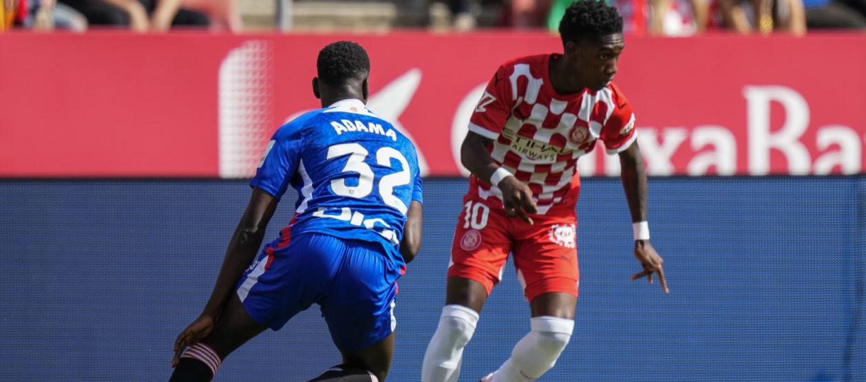 Yáser Asprilla domina la pelota ante la marca de Adama Boiro, del Athletic.