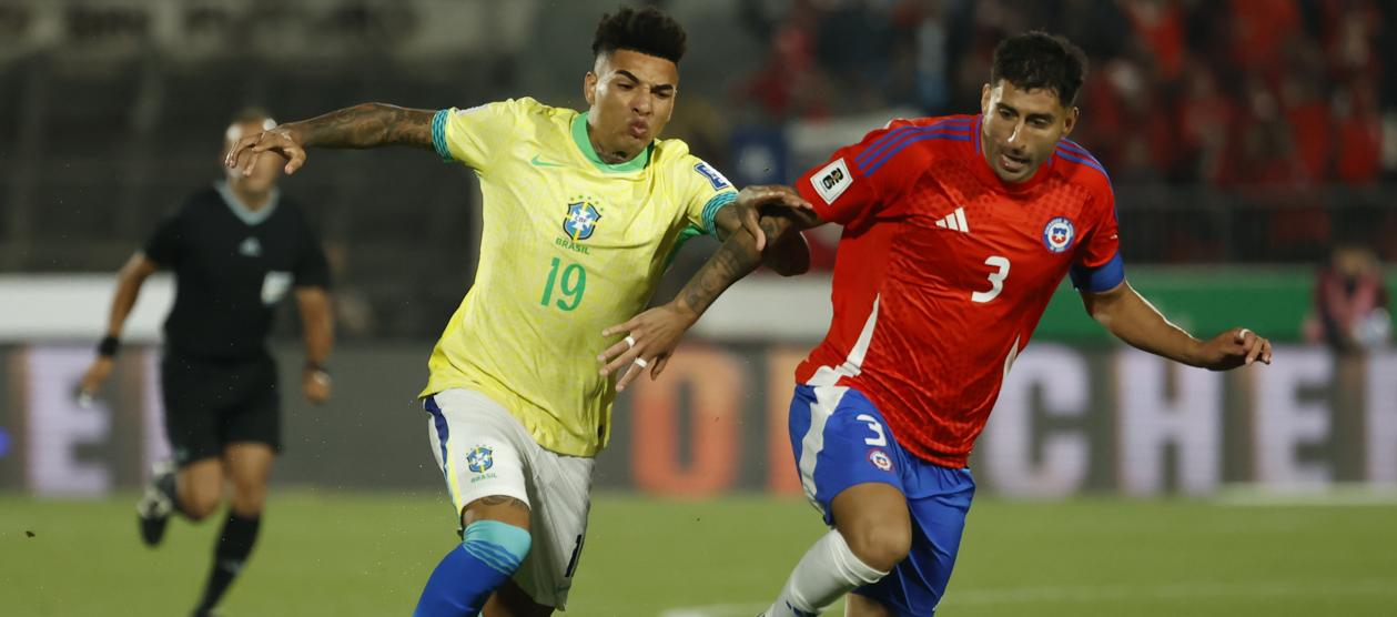 Igor, autor del primer gol de Brasil, avanza con la marca de Guillermo Maripán.