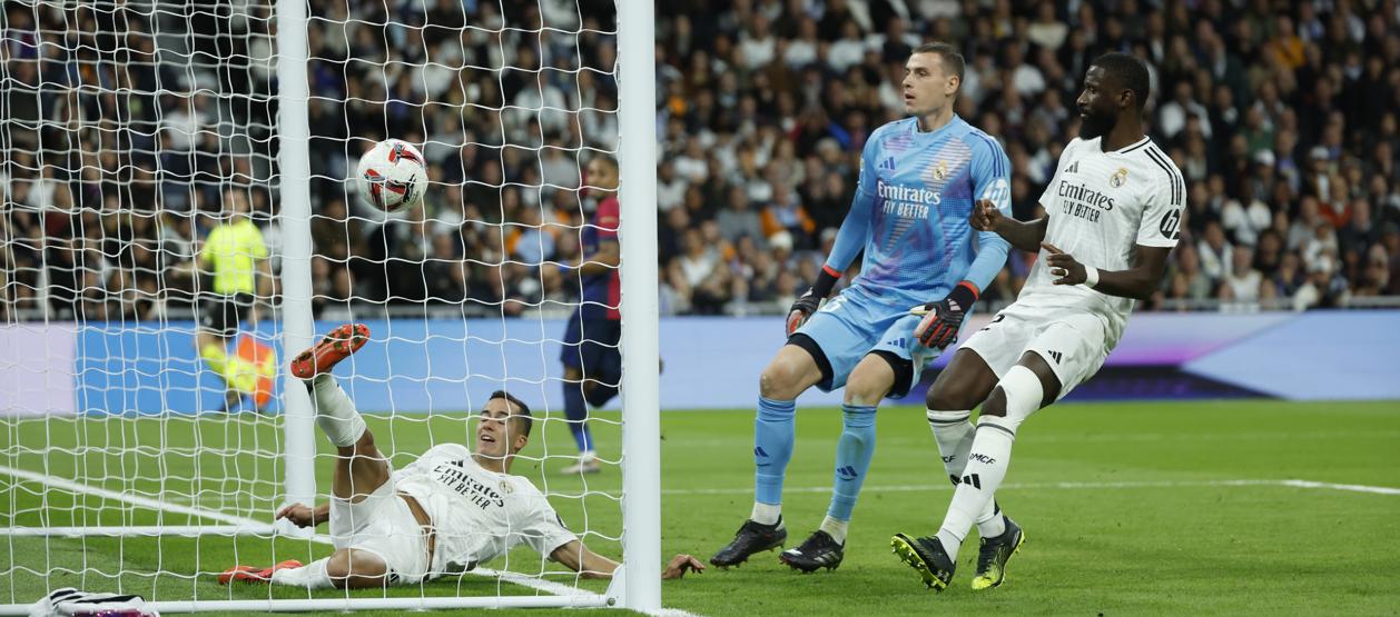 Lucas Vázquez intenta sin éxito evitar el cuarto gol del Barcelona marcado por Raphinha. 