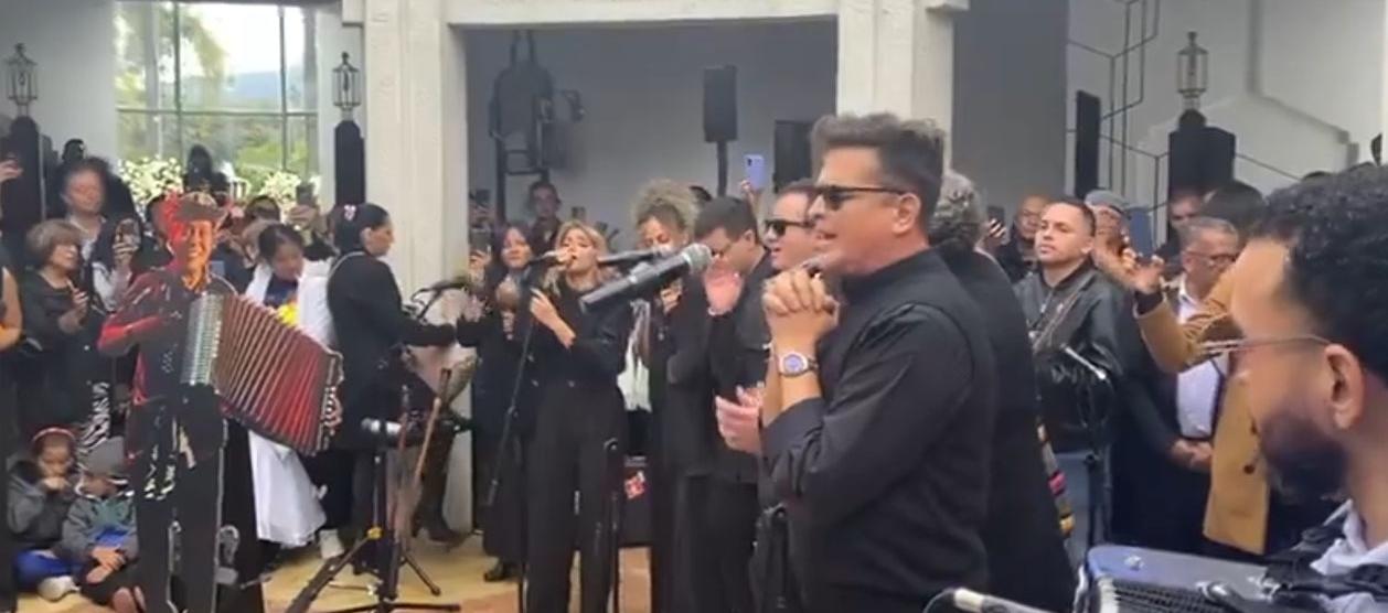 Carlos Vives y su banda en el homenaje. 