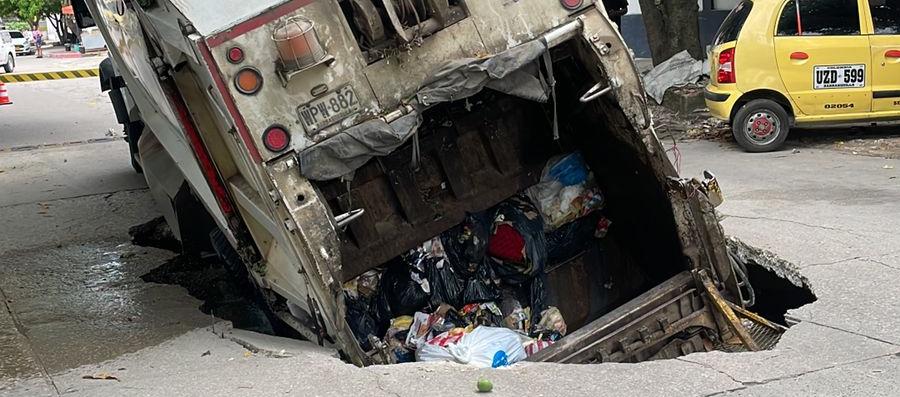 Camión de basura en gigante hueco que se abrió en el barrio Buenos Aires. 