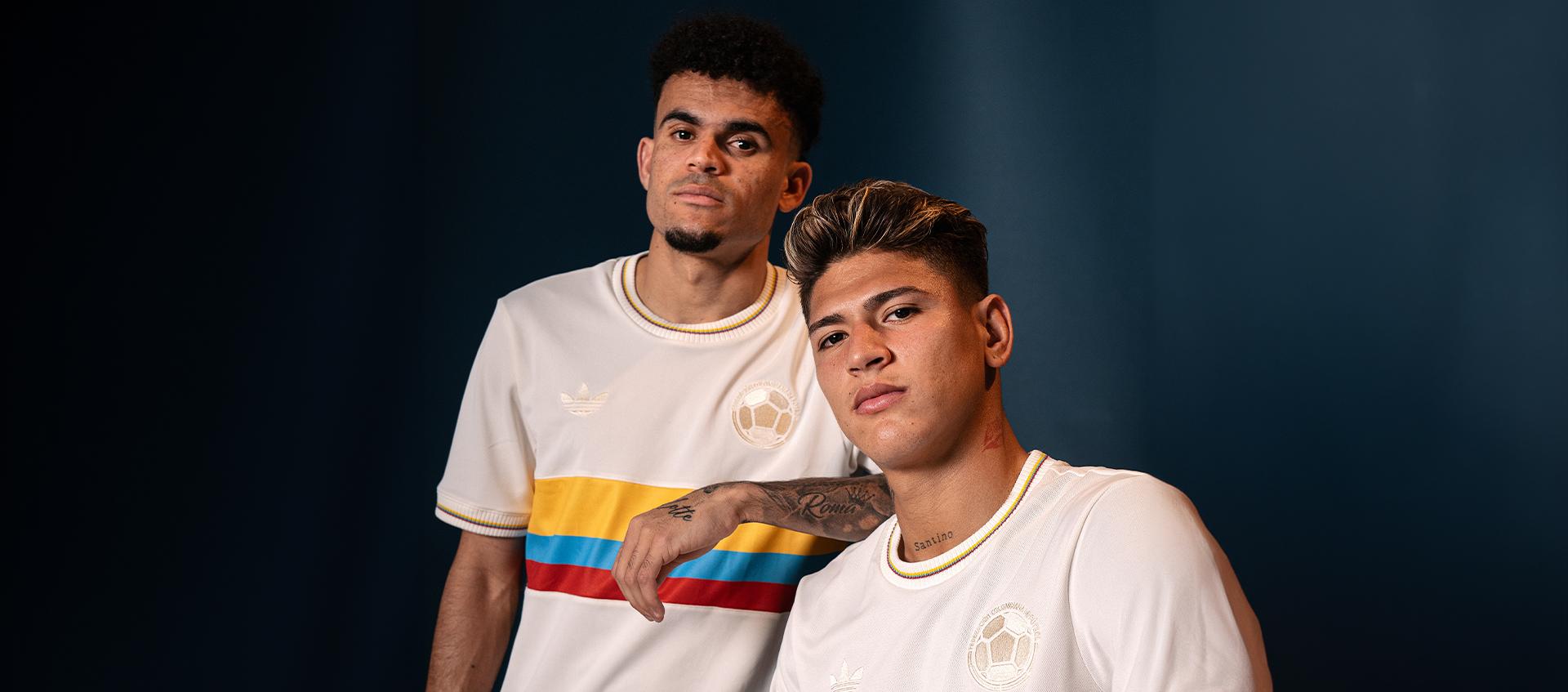 Luis Díaz y Jorge Carrascal con la camiseta conmemorativa.