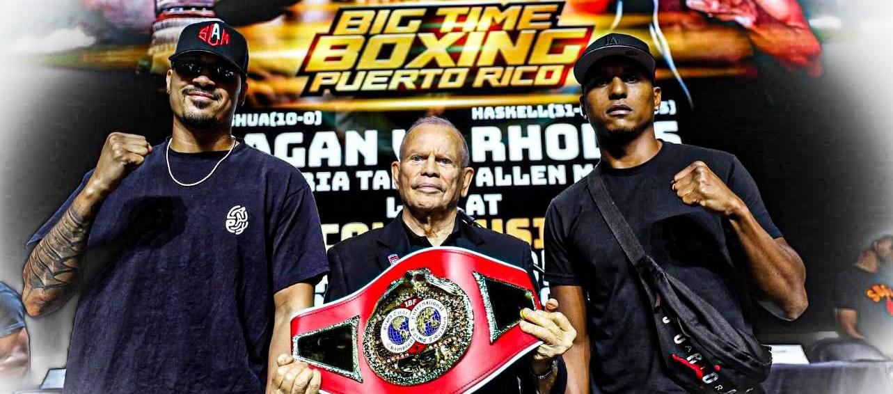 Lenin Castillo (izquierda) y Juan Carlos Carrillo durante la presentación de su pelea. 
