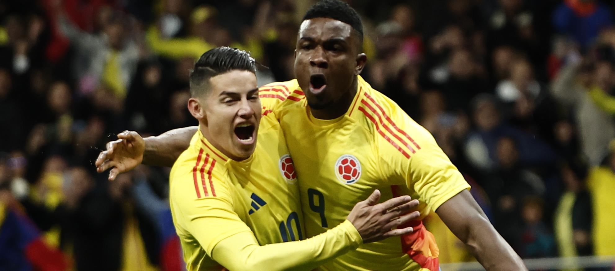 Jhon Córdoba festejando un gol con James Rodríguez. 