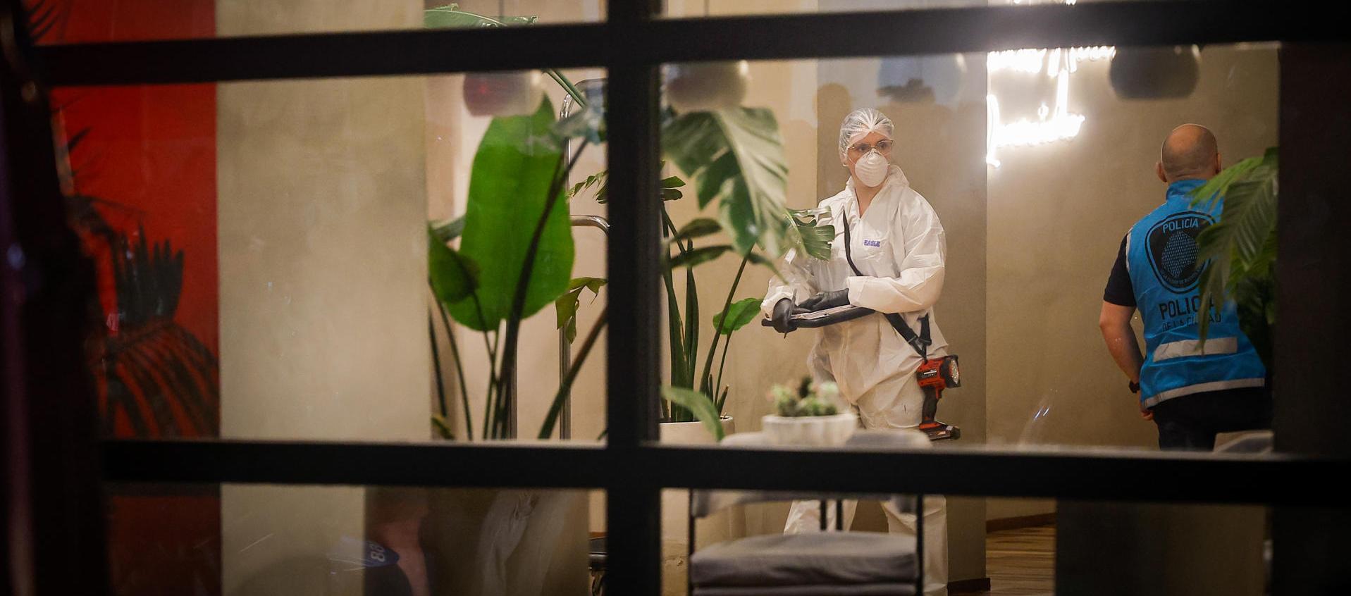 Expertos forenses trabajan en el lugar donde fue encontrado Liam Payne.