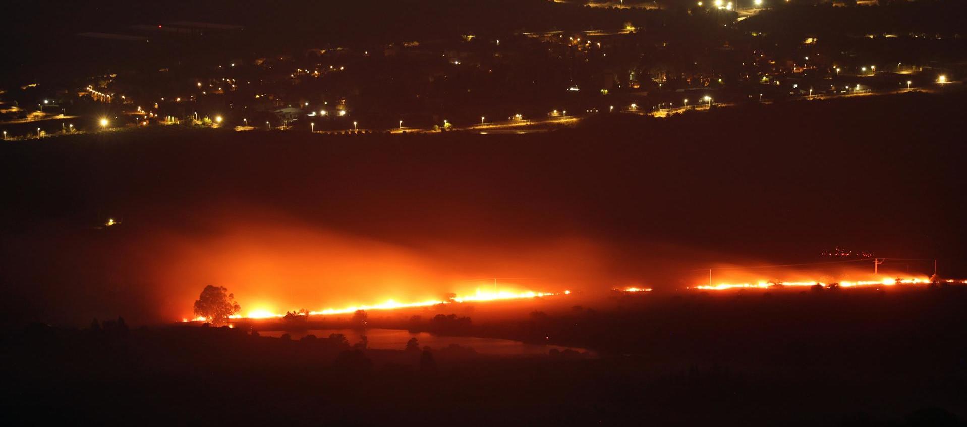 un incendio cerca de la ciudad de Kiryat Shmona como resultado de un proyectil disparado desde el sur del Líbano hacia el norte de Israel. 