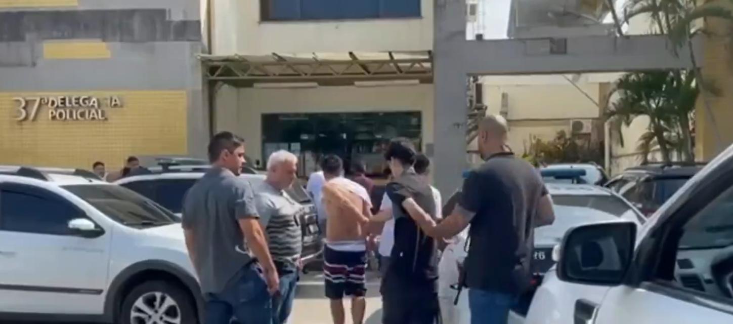 Detenidos por la policía. 