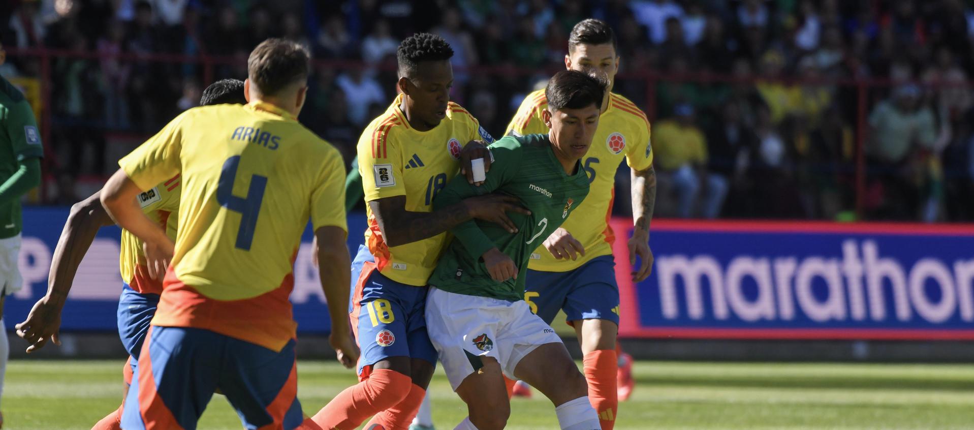 Miguel Terceros disputa el balón con Cristian Borja.