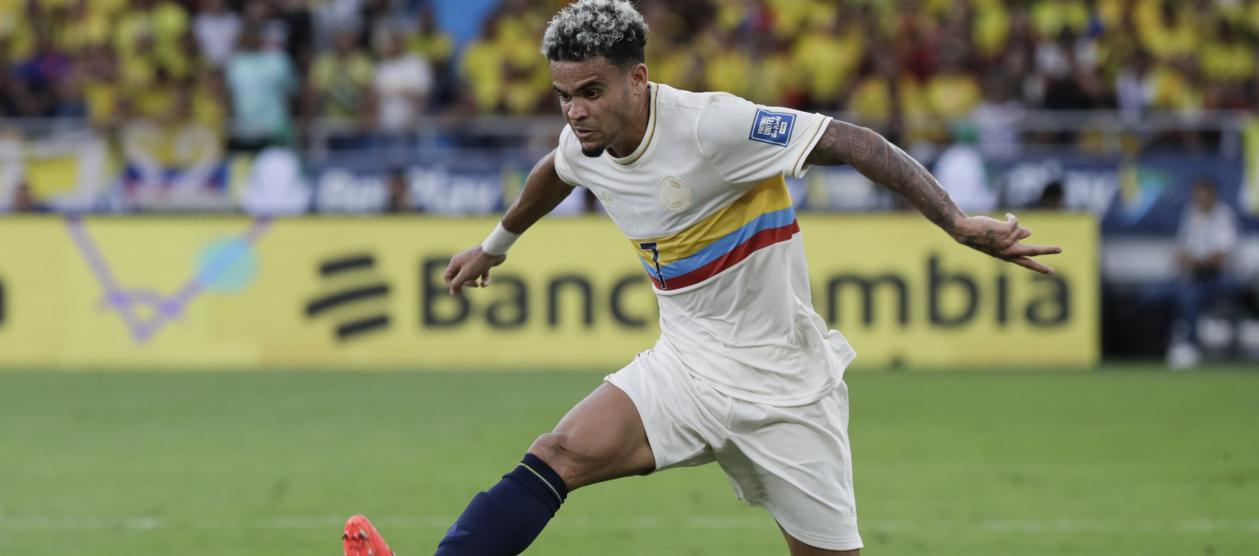 Luis Díaz fue un peligro constante para la defensa chilena.