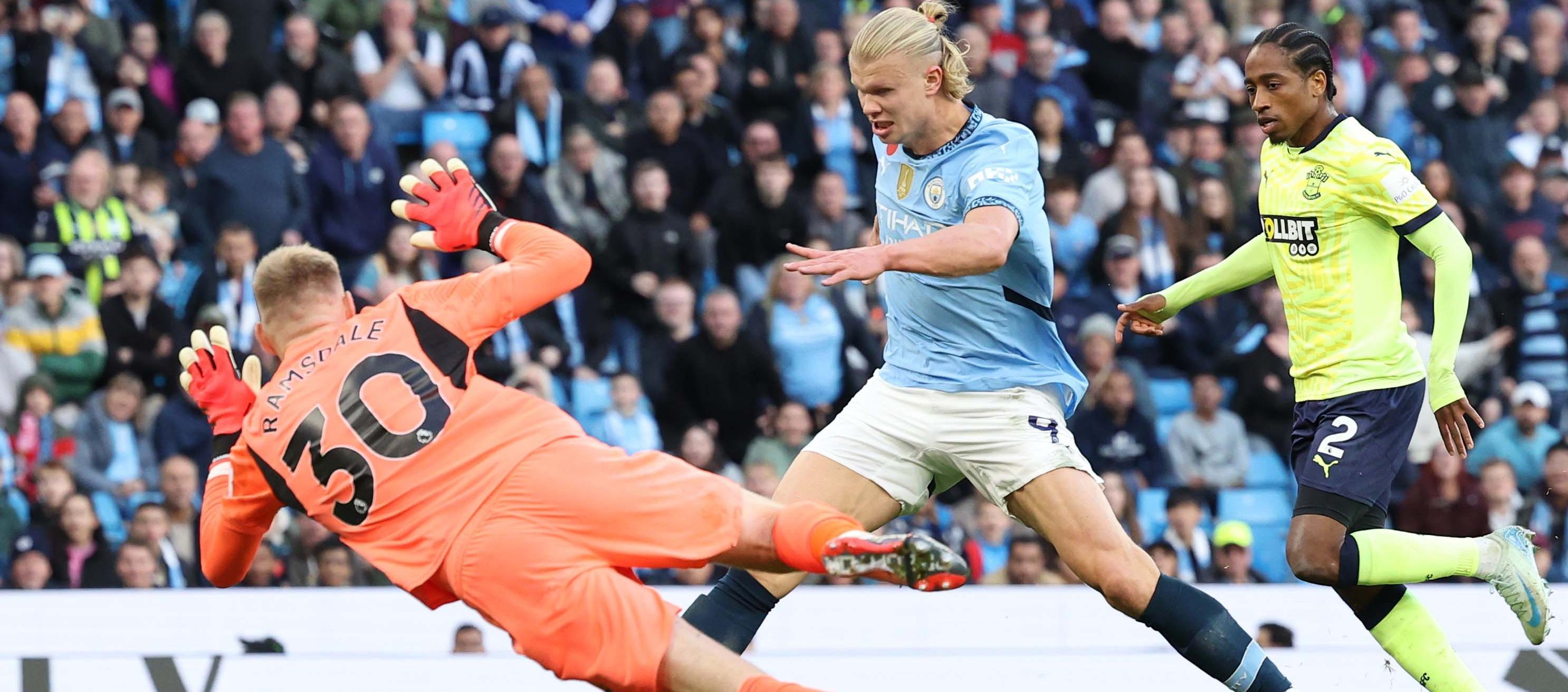 Erling Haaland en un mano a mano con el portero Aaron Ramsdale.