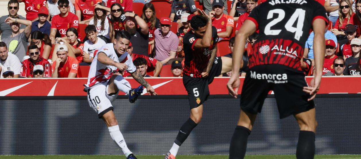 James Rodríguez levanta un centro hacia el área del Mallorca.