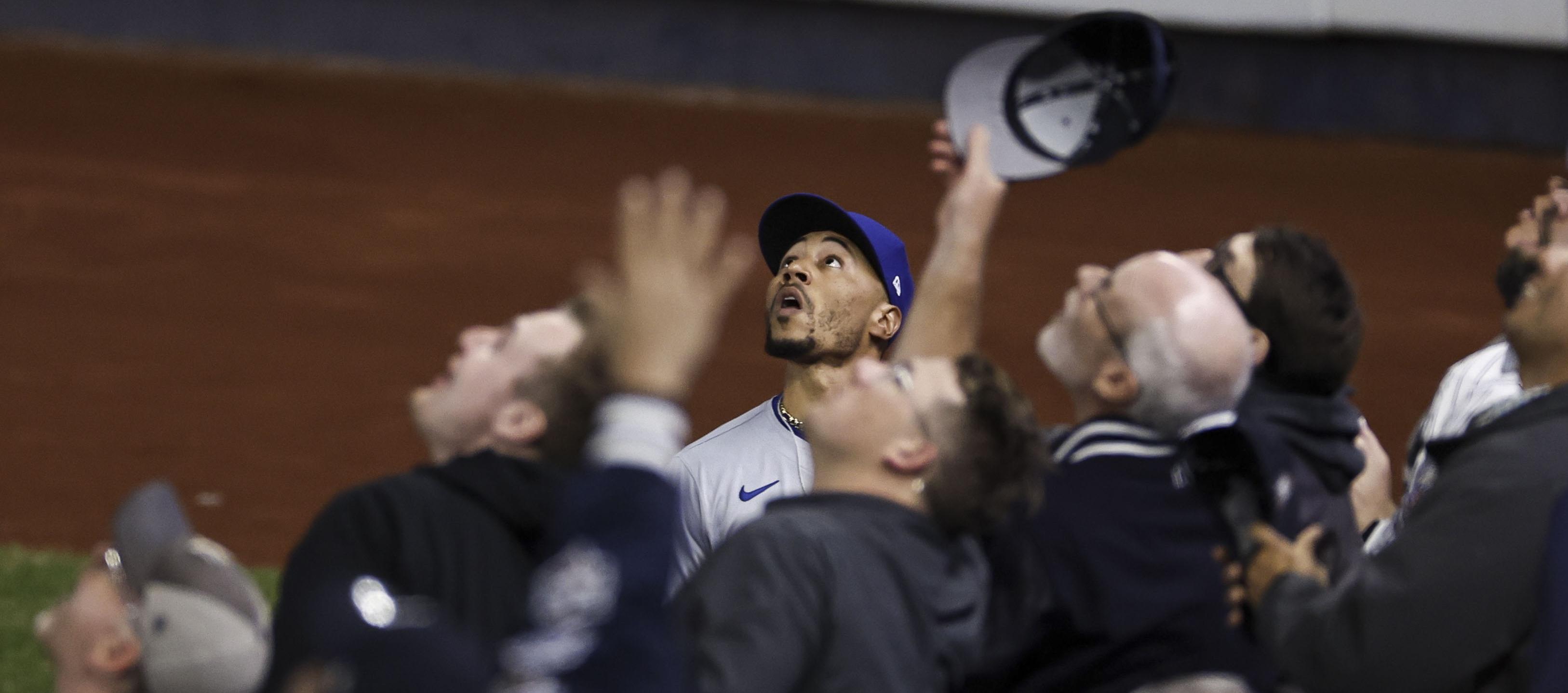 Mookie Betts cuando fildeaba el batazo de Gleyber Torres.