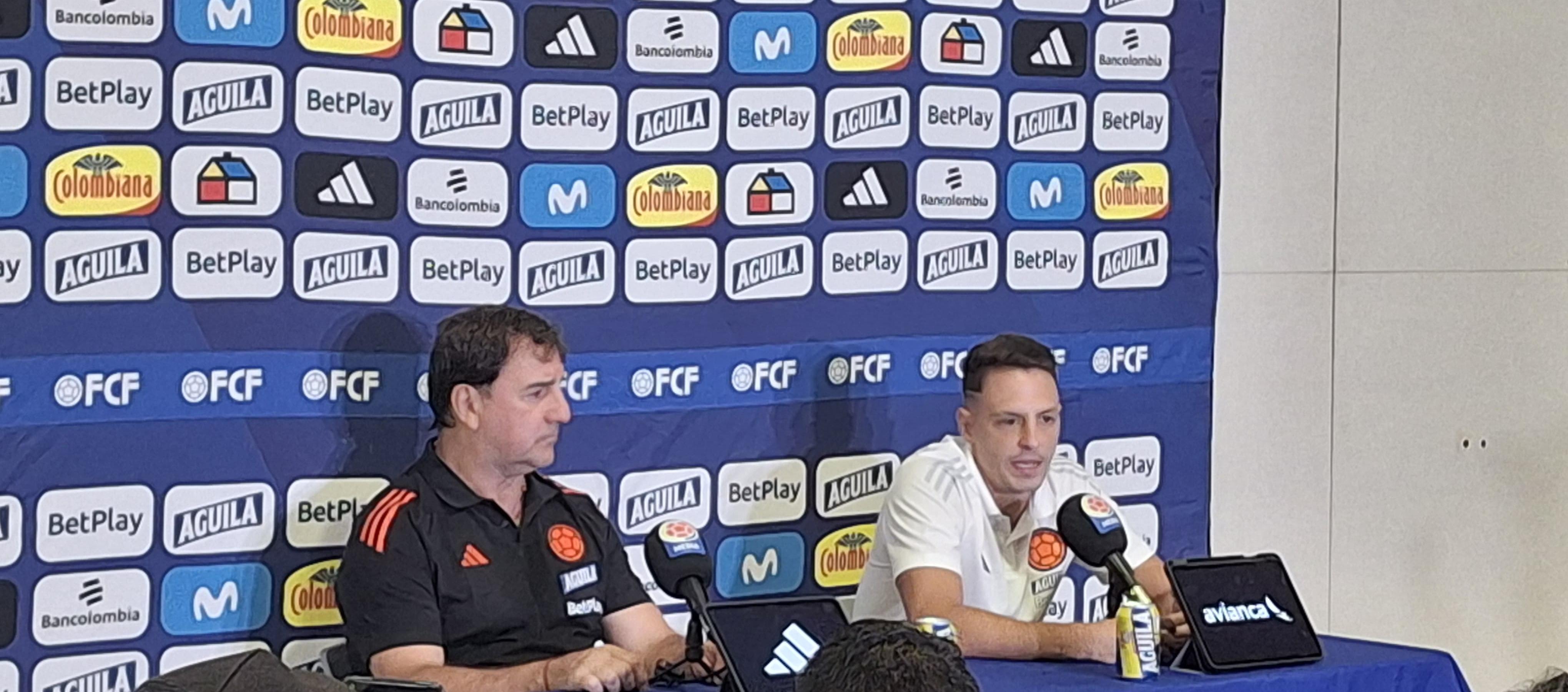 Néstor Lorenzo, en rueda deprensa junto a Santiago Arias. 