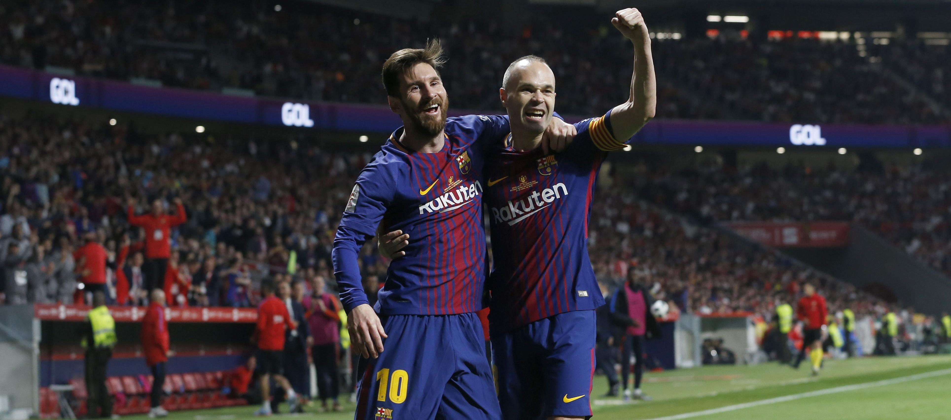 Lionel Messi y Andrés Iniesta celebrando un gol con el Barcelona.