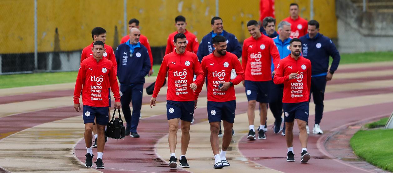 Integrantes de la selección paraguaya previo a un entrenamiento en Quito.