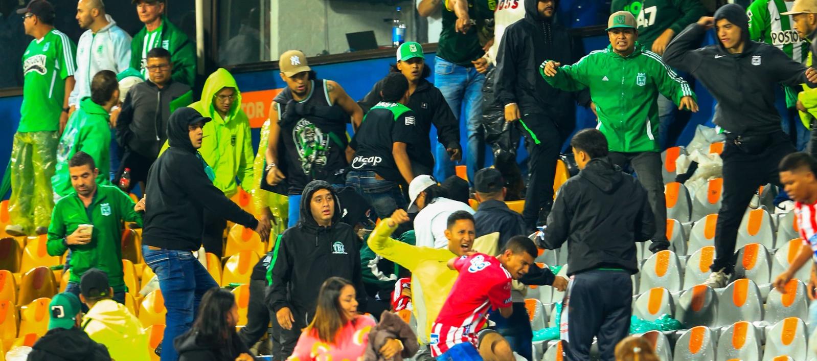 El enfrentamiento entre hinchas de Nacional y Junior, el pasado jueves en Medellín. 