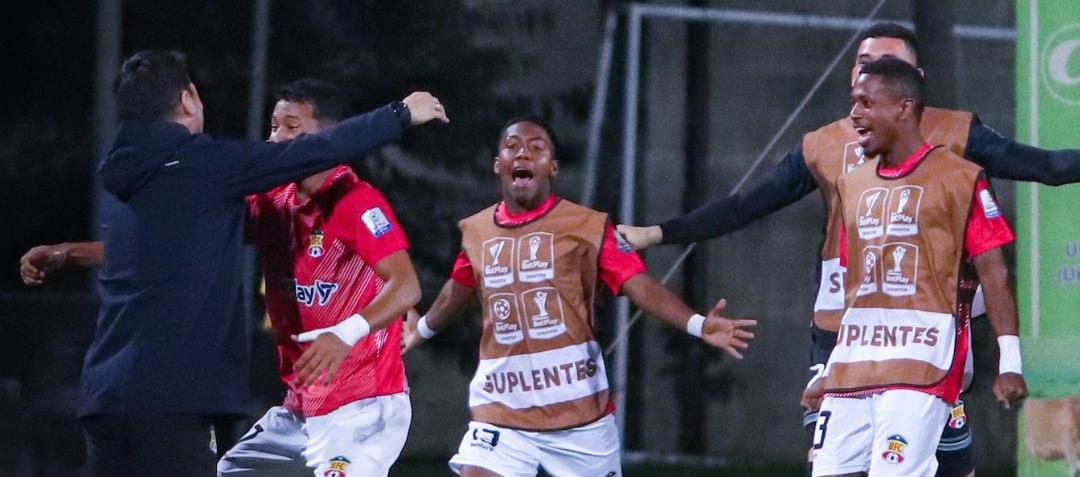 Miller Bacca, autor del primer gol del Barranquilla FC, celebra con su entrenador Nelson Flórez.