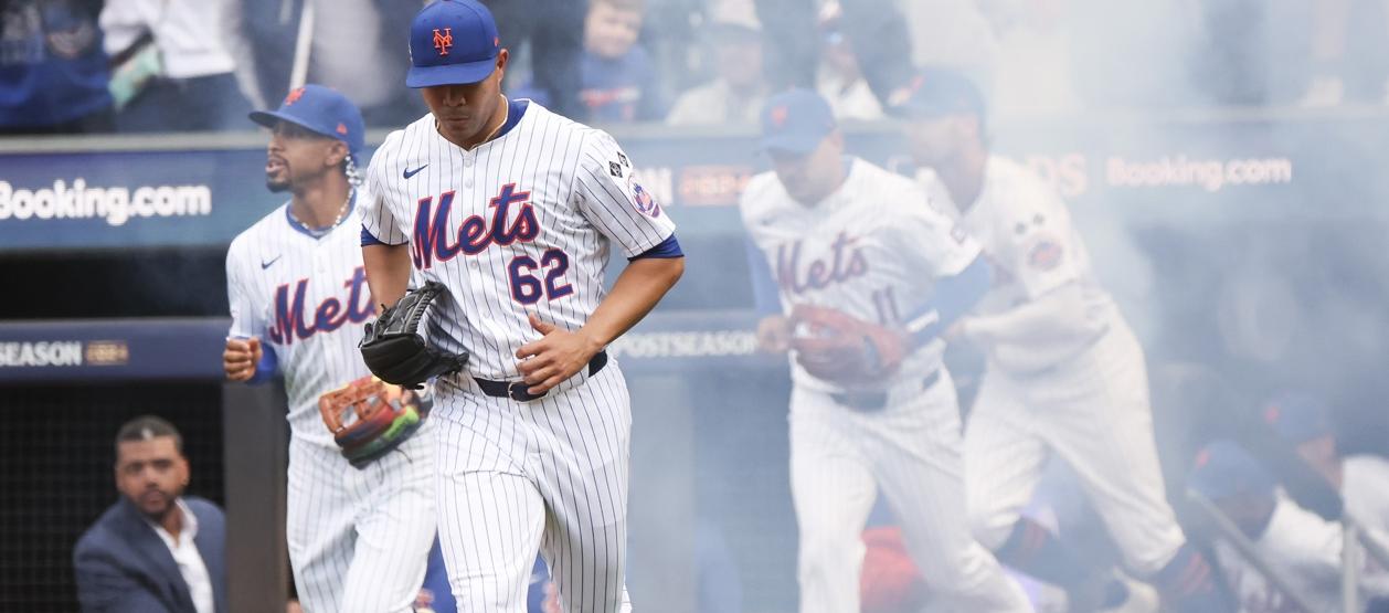 José Quintana saltando al campo para el juego contra los Filis.