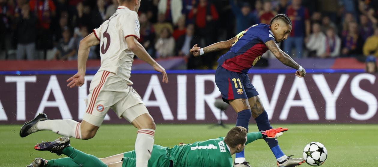 El brasileño Raphinha en la acción en la que marcó el primer gol del Barcelona.