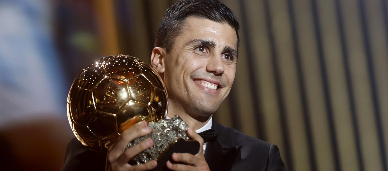 Rodri, mediocampista del Manchester United, tras recibir el Balón de Oro.