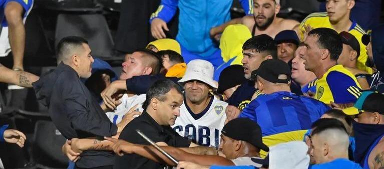 Juan Román Riquelme, presidente de Boca, en la tribuna tratando de calmar a sus hinchas.
