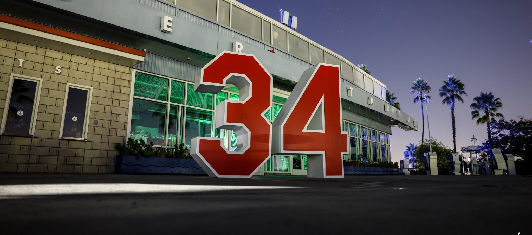 El número que utilizó Fernando Valenzuela en las afueras del Dodger Stadium.