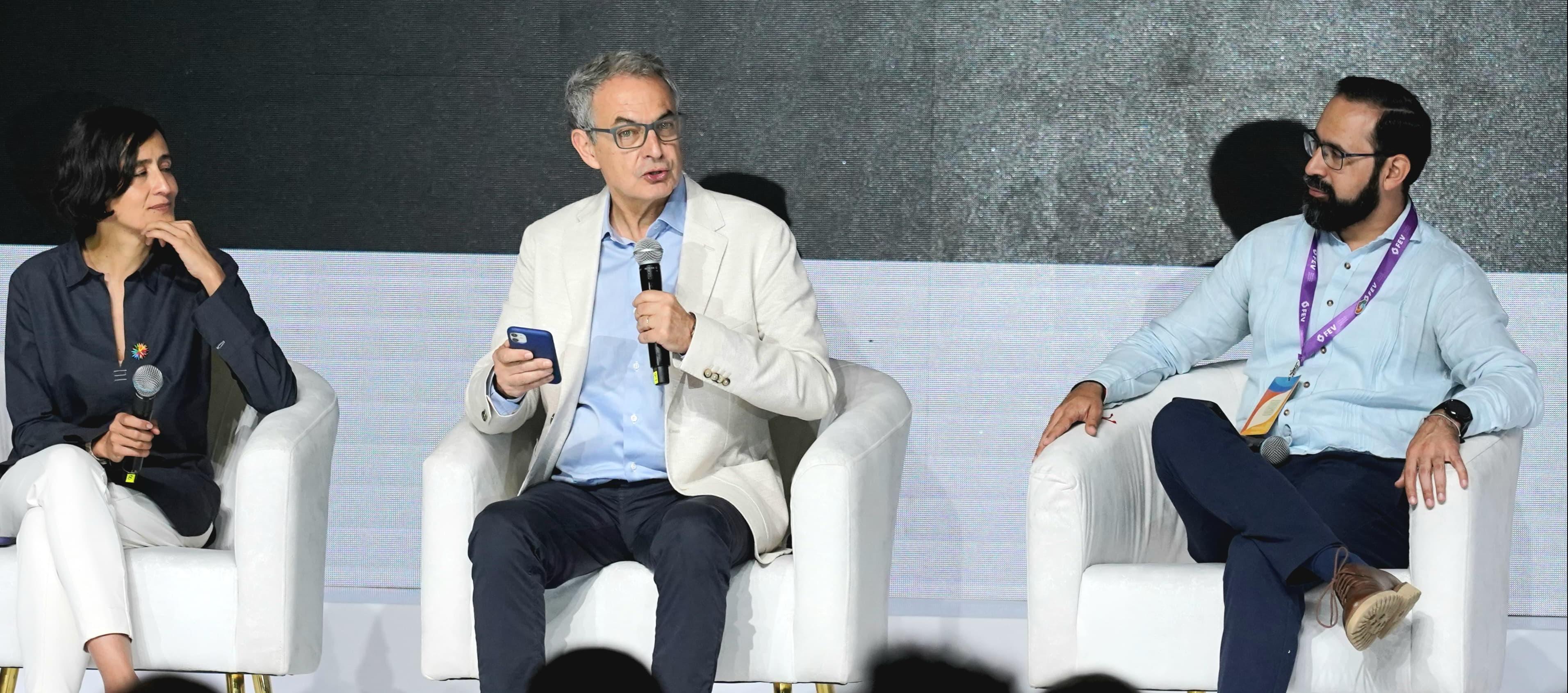 El expresidente del Gobierno Español, José Luis Rodríguez Zapatero, durante su intervención. 