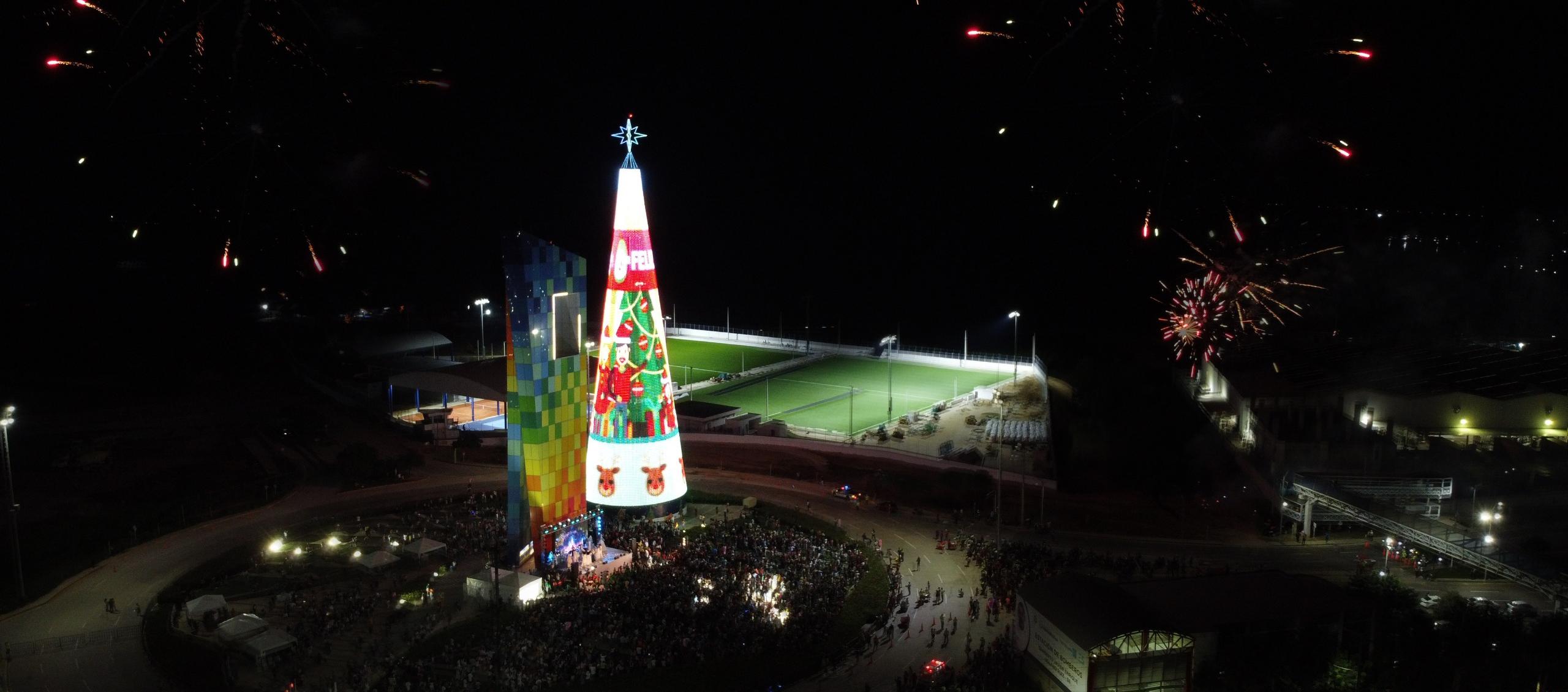 El árbol de Navidad más alto de Colombia. 