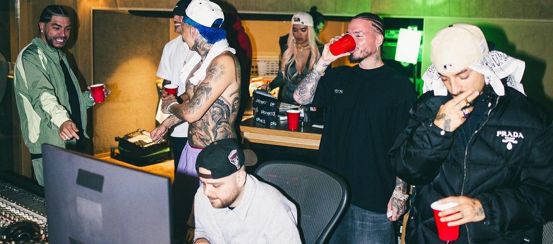 Los artistas, durante la producción de '+57'.