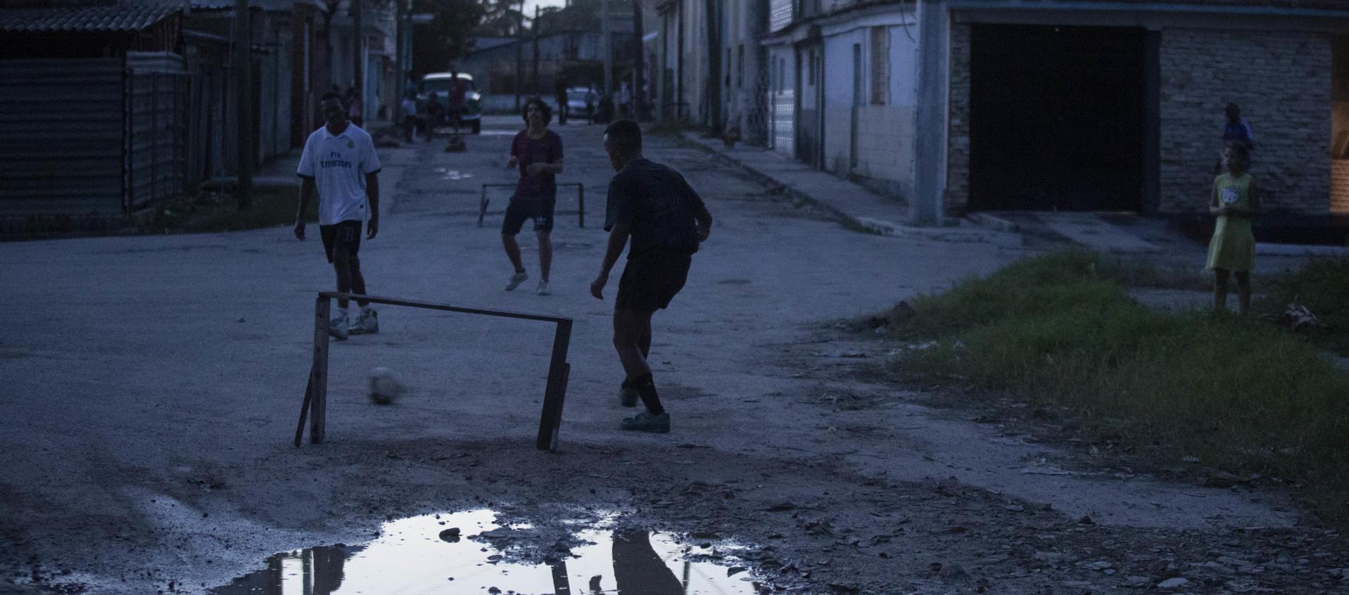Fotografía durante un apagón, en el municipio Cerro, en La Habana. 